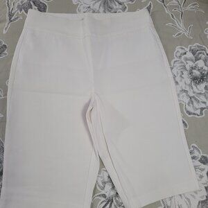 Chico's Off-White Pull On So Slimming Bermuda Shorts  Chico's Size 1 = 8 or M